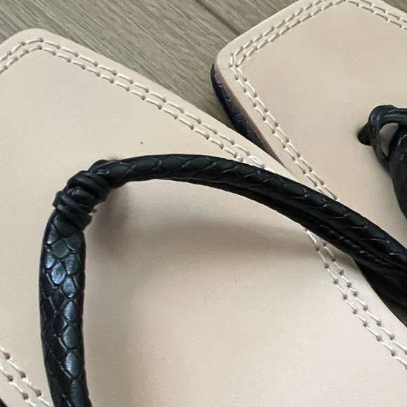 Dolce Vita Black Wrap Sandals - Picture 3 of 5